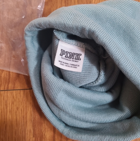 Victoria Secret Pink Logo Pompom Beanie NIB - Picture 3 of 3